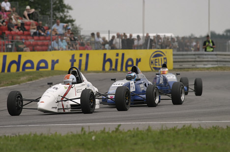 Søndag skal Jesper Egebart (48) og Dennis Lind (60) afgøre, hvem af dem der skal kalde sig Danmarksmester i Formel Ford 2009.